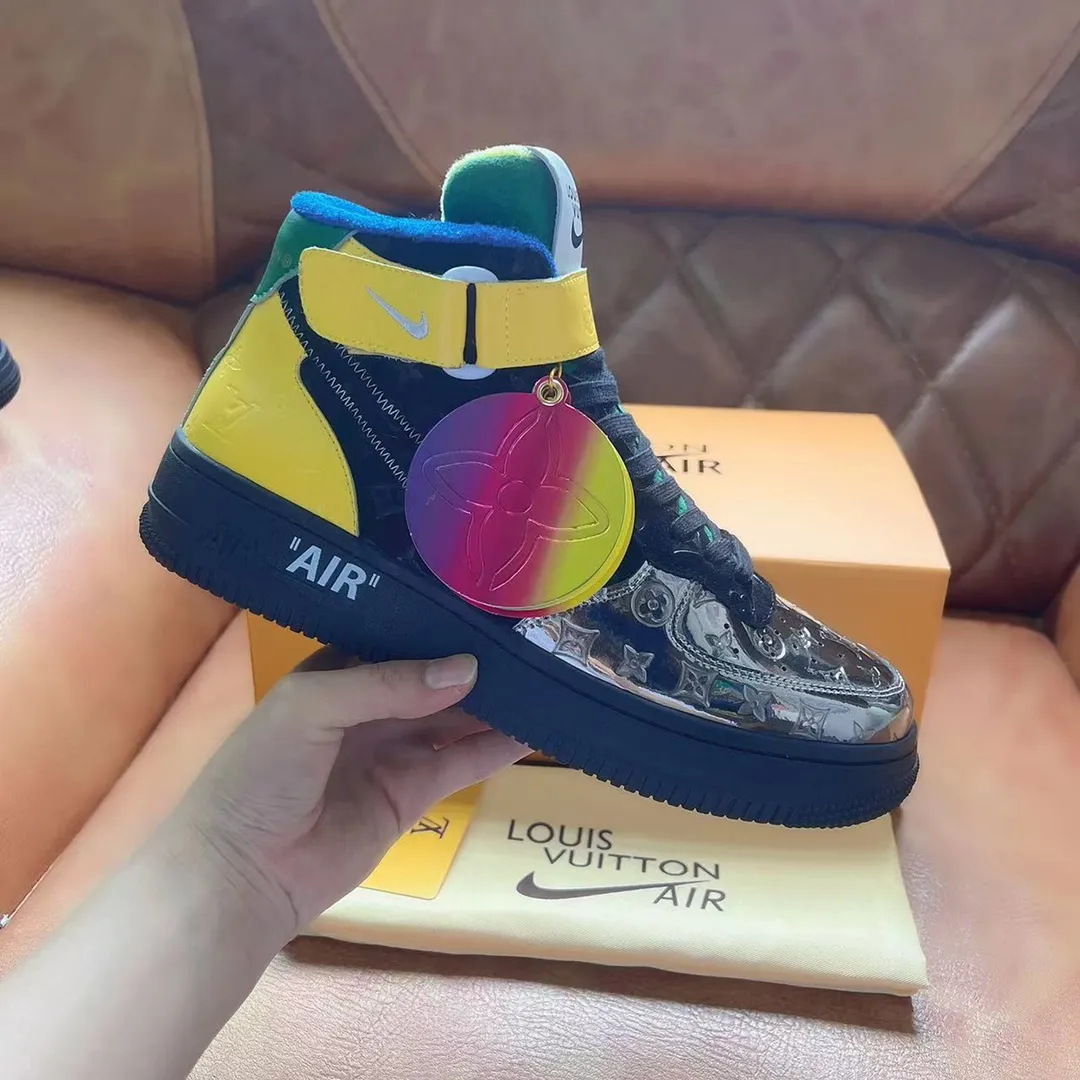 P500 Loui* Vuitto* x OFF-WHITE x Nike tripartite collaboration! Trendy and cool men's high-top casual sports shoes with unrivaled color matching. The design idea basically continues the style of THE TEN. The Swoosh line and tongue label have a very familiar visual effect and are both fashionable and trendy! A must-have for fashionistas! The effect on your feet is absolutely stunning! Size: 38-45
